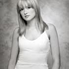 Kaylee DeFer به عنوان Ivy Dickens