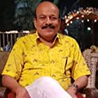 Kishor Mahabole به عنوان Mr. Sooryavanshi (Veer's father)