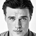 Finn Wittrock به عنوان Mickey Deans