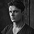 Eugene Simon به عنوان Andrew Cooper