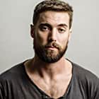 Dustin Milligan به عنوان Chris