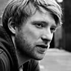 Domhnall Gleeson به عنوان Sam Fortner