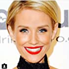 Nicky Whelan به عنوان Liz Lewis