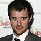 Jonas Armstrong به عنوان Skinner