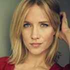 Jessy Schram به عنوان Jennifer