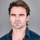 Dustin Clare به عنوان Thommo Gibson