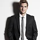 Scott Michael Foster به عنوان Officer 1