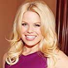 Megan Hilty به عنوان Holly Darlin'