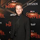 Robert Kazinsky به عنوان Chuck Hansen