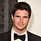 Robbie Amell به عنوان Ethan