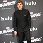 Gregg Sulkin به عنوان Derek Lowe