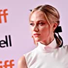 Maika Monroe به عنوان Erica Penn