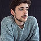 Charlie Rowe به عنوان Young Tommy