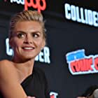 Eliza Coupe به عنوان Katie Kelly