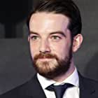 Kevin Guthrie به عنوان Simon