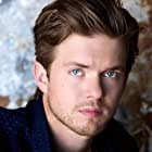 Chris Brochu به عنوان Asch