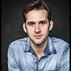 Adam Chanler-Berat به عنوان Jordan Glassberg