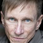 Bill Oberst Jr. به عنوان Hunchback Looter