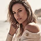 Jessica McNamee به عنوان Jennifer