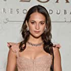 Alicia Vikander به عنوان Danielle Flinders