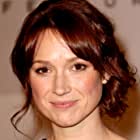 Ellie Kemper به عنوان Lucy