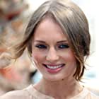 Laura Haddock به عنوان Hannah Roberts