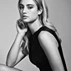 Grace Van Patten به عنوان Cassie