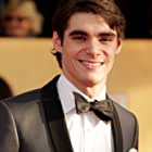 RJ Mitte به عنوان Officer Thomas