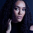 Annie Ilonzeh به عنوان Aphrodite Girl