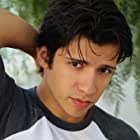 Kevin Alves به عنوان Teen Travis