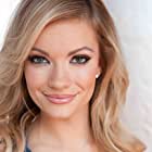 Caitlin O'Connor به عنوان Mae Austin