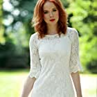 Zoe Boyle به عنوان Anne