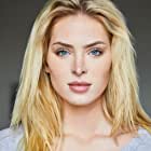 Saxon Sharbino به عنوان Charlotte Bayles