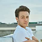 Ethan Cutkosky به عنوان Carl