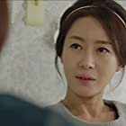 Kim Hee-Jung به عنوان Ji Ah's mother