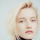 Julia Garner به عنوان Hanna