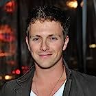 Charlie Bewley به عنوان Simon