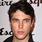 Tom Hughes به عنوان Leo