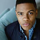 Jon Michael Hill به عنوان Detective Marcus Bell