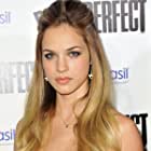 Alexis Knapp به عنوان Stacie