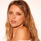 Riley Voelkel به عنوان Renee Segna