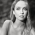 Siobhan Williams به عنوان Sarah