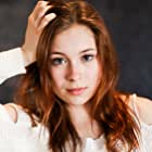 Mina Sundwall به عنوان Penny Robinson