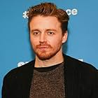 Jack Lowden به عنوان River Cartwright