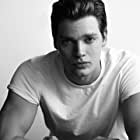 Dominic Sherwood به عنوان Kurt