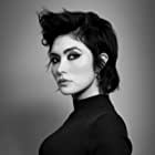 Daniella Pineda به عنوان Zia Rodriguez