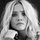 Maddie Hasson به عنوان Sydney Lake