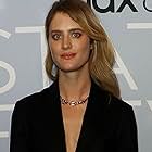 Mackenzie Davis به عنوان Louise Dalton