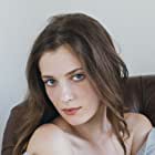 Zoe Levin به عنوان Emily