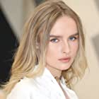 Olivia DeJonge به عنوان Elle Tomkins